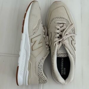 🐆Basically New 🐆New Balance Cream and Leopard trim Sneakers
